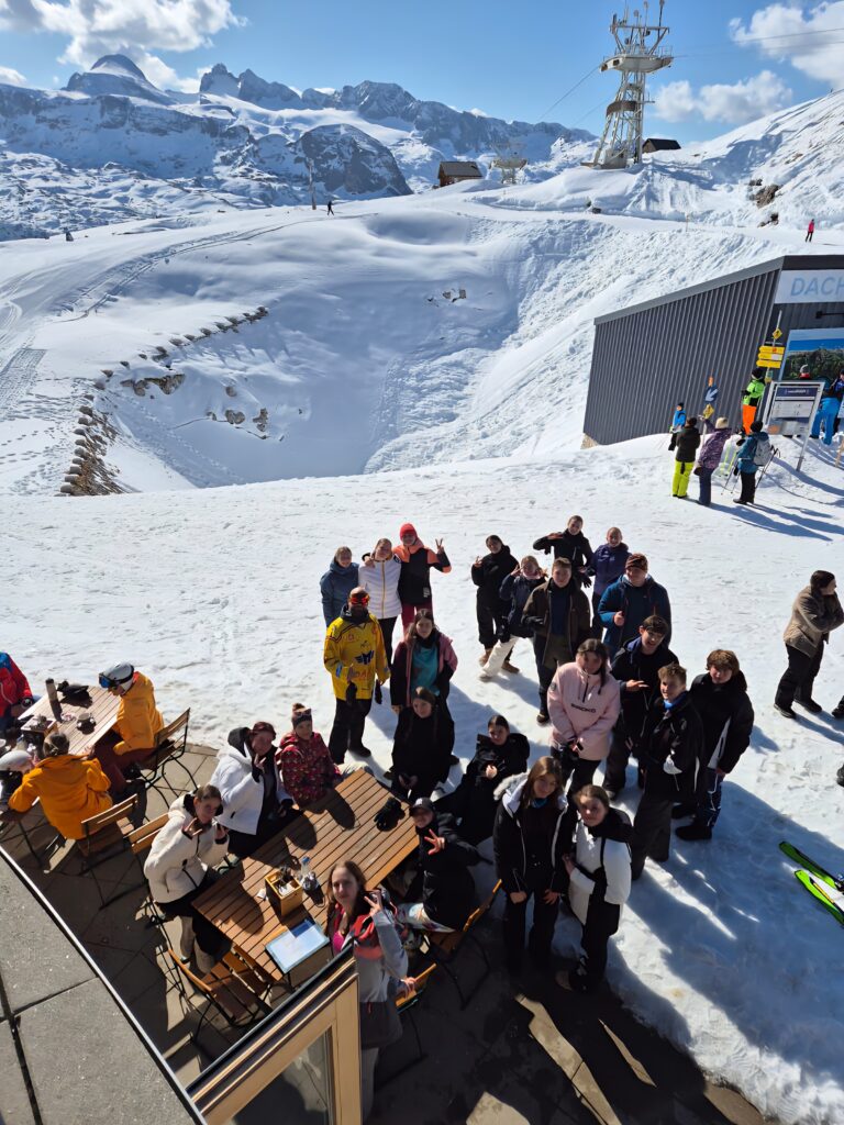 ❄️🔥 Dachstein West v plné kráse: Lyžák, na který se nezapomíná - Střední odborná škola ekologická a potravinářská Veselí nad Lužnicí