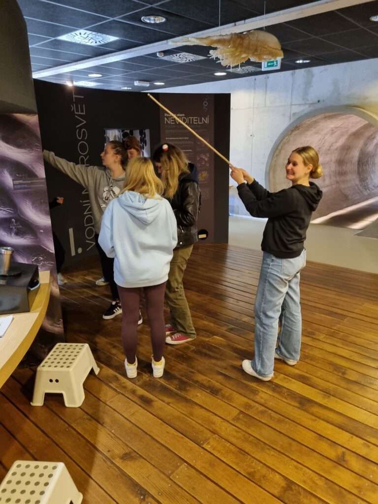 🌊⚔️ Od kapky vody ke spícím rytířům aneb 3.A a 3.B v terénu - Střední odborná škola ekologická a potravinářská Veselí nad Lužnicí